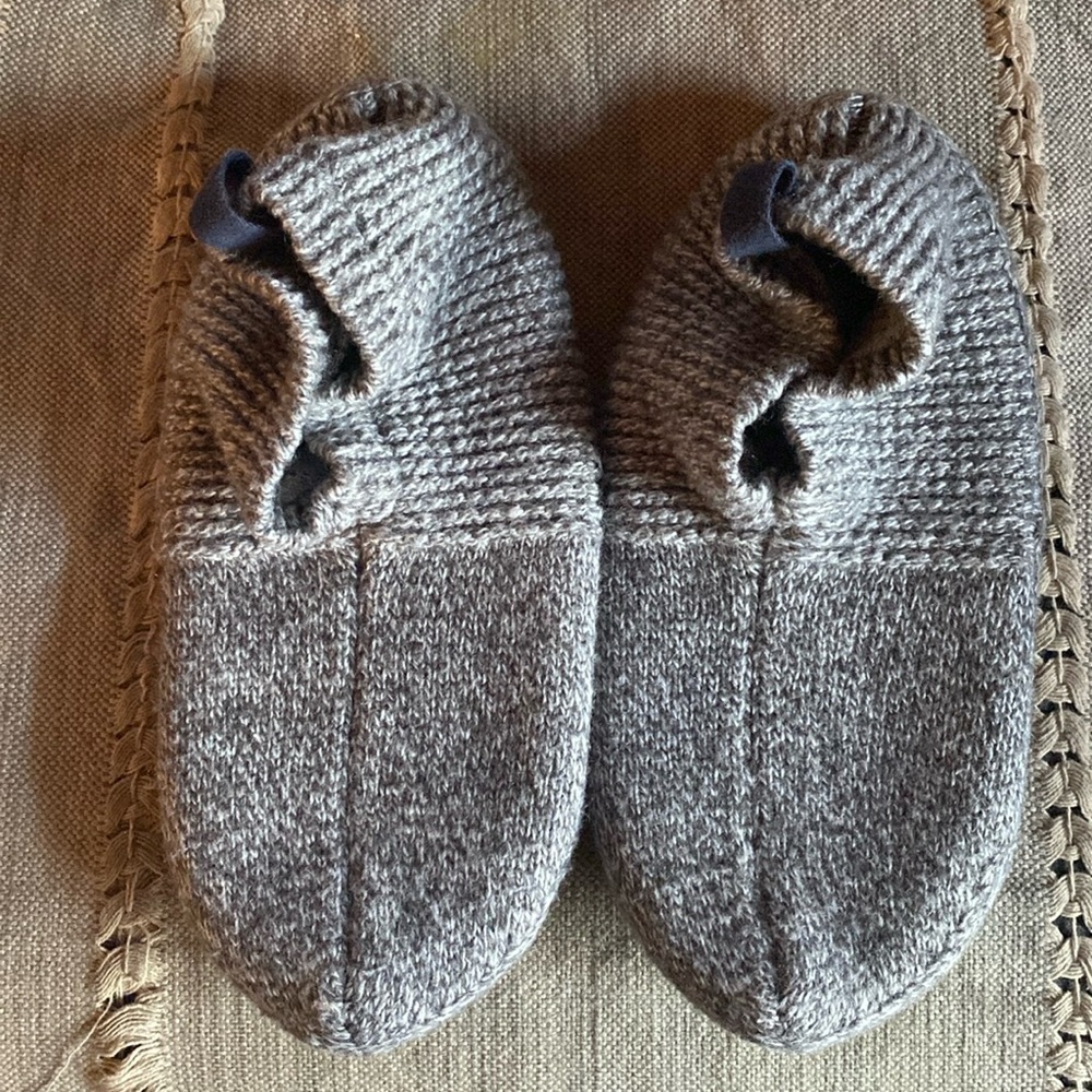 Bombas Gripper Slipper Socks Size Small Gray Unisex Women Men Lined EUC